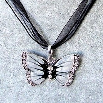 Kimalteleva harmaa / musta emaloitu perhonen kaulakoru