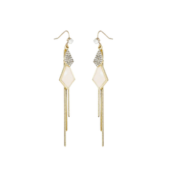 Kullanväriset roikkuvat korvakorut helmiäisvaalealla kuviolla