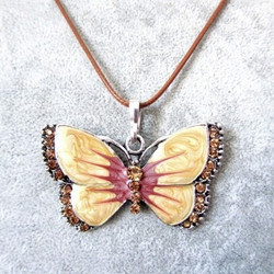 Kimalteleva ruskea / keltainen emaloitu perhonen kaulakoru