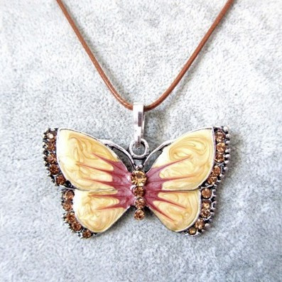 Kimalteleva ruskea / keltainen emaloitu perhonen kaulakoru