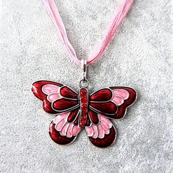 Kimalteleva punainen / vaaleanpunainen emaloitu perhonen kaulakoru
