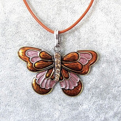 Kimalteleva oranssinruskea emaloitu perhonen kaulakoru