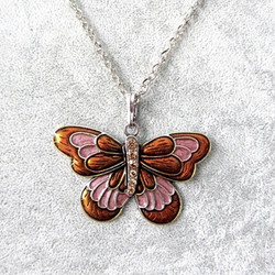 Kimalteleva oranssinruskea emaloitu perhonen kaulakoru