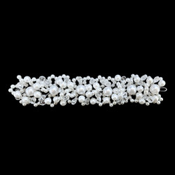 Runsas valkoinen muotoiltava helmi hiuskoriste erikokoisilla helmillä