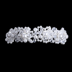 Runsas valkoinen muotoiltava helmi hiuskoriste erikokoisilla helmillä