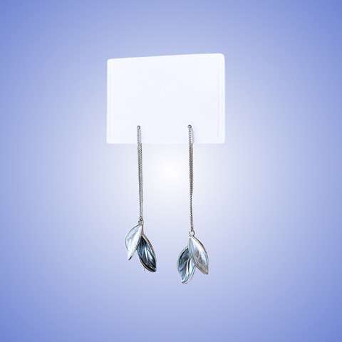 Valkoiset-harmaansiniset hopeoidut roikkuvat lehti ketjukorvakorut