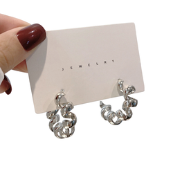 Hopeanväriset spiraali korvarenkaat