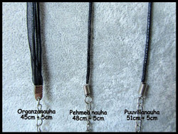 Musta hopeanhohtoinen pisara lasikaulakoru ja lasikorvakorut