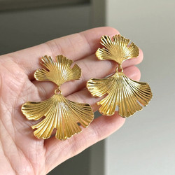 Kullanväriset roikkuvat neidonhiuspuun lehti korvakorut