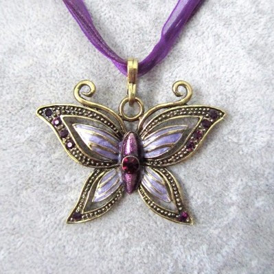 Pronssinvärinen violetti perhonen kaulakoru