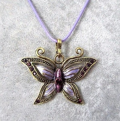 Pronssinvärinen violetti perhonen kaulakoru