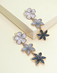 Kauniit harmaasävyiset emaloidut roikkuvat kukkakorvakorut 3 kukalla