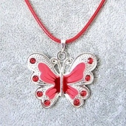 Punainen perhonen kaulakoru