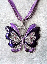 Iso violetti emaloitu perhoskaulakoru filigraanikoristeilla