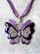 Iso violetti emaloitu perhoskaulakoru filigraanikoristeilla