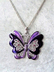 Iso violetti emaloitu perhoskaulakoru filigraanikoristeilla