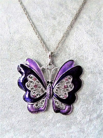 Iso violetti emaloitu perhoskaulakoru filigraanikoristeilla