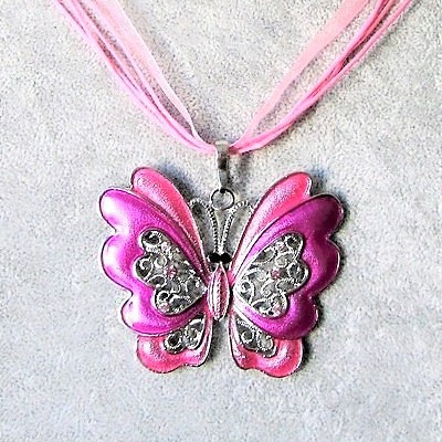 Iso pinkki emaloitu perhoskaulakoru filigraanikoristeilla