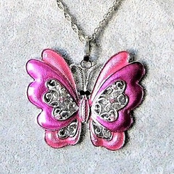 Iso pinkki emaloitu perhoskaulakoru filigraanikoristeilla