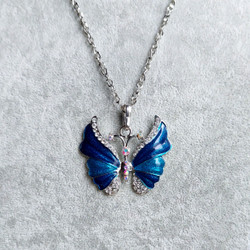 Kaunis emaloitu kimalteleva sininen / turkoosi perhonen kaulakoru