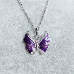 Kaunis emaloitu kimalteleva violetti perhonen kaulakoru