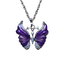 Kaunis emaloitu kimalteleva violetti perhonen kaulakoru