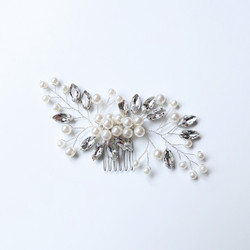 Kimalteleva muotoiltava hiuskampa helmillä ja markiisi lasikivillä