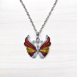 Kaunis emaloitu kimalteleva ruskeakeltainen perhonen kaulakoru