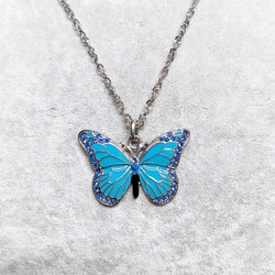 Upea laadukas kimalteleva turkoosi emaloitu perhonen kaulakoru