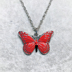 Upea laadukas kimalteleva punainen emaloitu perhonen kaulakoru