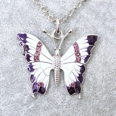Upea laadukas kimalteleva violettivalkoinen perhonen kaulakoru