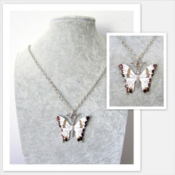 Upea laadukas kimalteleva ruskeavalkoinen emaloitu perhonen kaulakoru