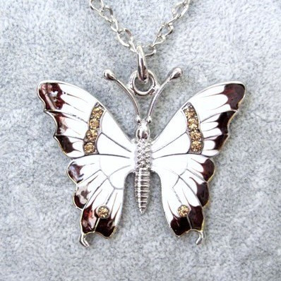Upea laadukas kimalteleva ruskeavalkoinen emaloitu perhonen kaulakoru