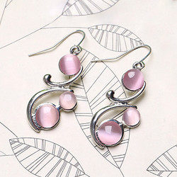 Vaaleanpunaiset / roosan väriset roikkuvat kissansilmä korvakorut