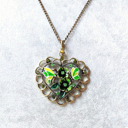 Koristeellinen vihreä emaloitu antiikkipronssi sydänkaulakoru