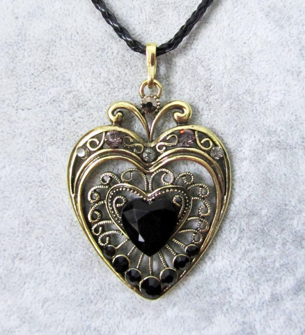 Koristeellinen antiikkipronssi sydänkaulakoru mustilla korukivillä