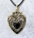Koristeellinen antiikkipronssi sydänkaulakoru mustilla korukivillä