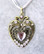 Koristeellinen antiikkipronssi sydänkaulakoru kirkkailla korukivillä