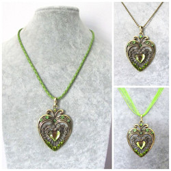 Koristeellinen antiikkipronssi sydänkaulakoru vihreillä korukivillä