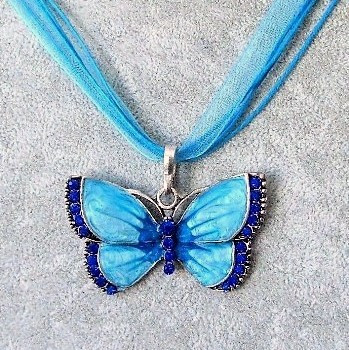 Kimalteleva sininen / turkoosi emaloitu perhonen kaulakoru