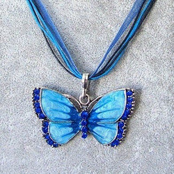 Kimalteleva sininen / turkoosi emaloitu perhonen kaulakoru