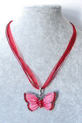 Kimalteleva punainen emaloitu perhonen kaulakoru