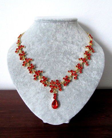 Punainen kullanvärinen juhlakaulakoru kristalleilla
