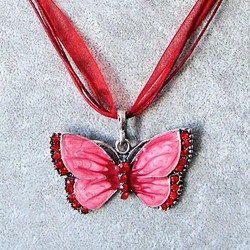 Kimalteleva punainen emaloitu perhonen kaulakoru