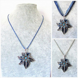 Kaunis kimalteleva antiikkihopeinen sininen emaloitu kukkakaulakoru