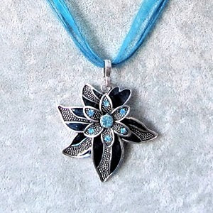 Kaunis kimalteleva antiikkihopeinen sininen emaloitu kukkakaulakoru