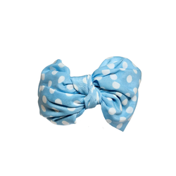 Leveä vaaleansininen polka dot rusettipanta valkoisilla pilkuilla