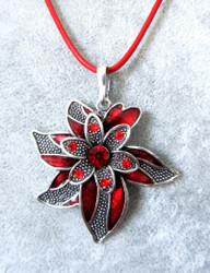 Kaunis kimalteleva antiikkihopeinen punainen emaloitu kukkakaulakoru