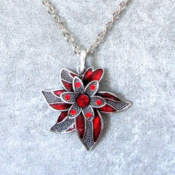 Kaunis kimalteleva antiikkihopeinen punainen emaloitu kukkakaulakoru