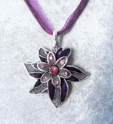 Kaunis kimalteleva antiikkihopeinen violetti emaloitu kukkakaulakoru